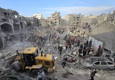 Israelul confirmă atacul asupra unei tabere de refugiați din Gaza și spune că a ucis un comandant de top al Hamas. Autoritățile palestiniene anunță „cel puțin 50 de morți”