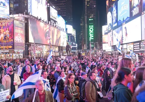 Sute de oameni au ieșit în stradă la New York pentru a cere eliberarea ostaticilor ținuți de Hamas