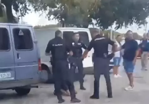 Un român a vrut să răpească o tânără de lângă mama ei și a luat-o pe sus să o urce în dubă, în Spania: „Vino cu mine și ne vom distra!”. VIDEO