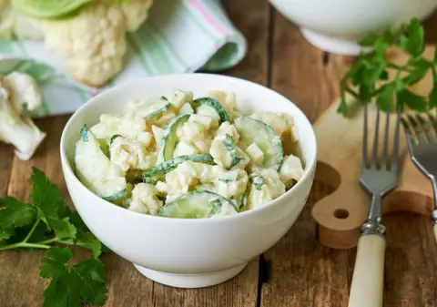 Salată de conopidă cu maioneză şi usturoi