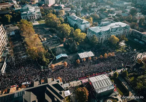 Record la pelerinajul de Sfânta Parascheva de la Iaşi: 65.000 de oameni stau la rând, timpul de aşteptare a depășit 25 de ore