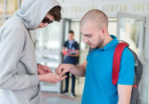 Suntem pe cont propriu. Ce a înțeles un tată despre riscurile consumului de droguri la tineri, după discuții cu specialiști în domeniu