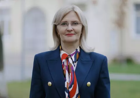 Directoarea care a atras fonduri de sute de mii de euro pentru școală, dar primește salariu „cât o vânzătoare la supermarket”. „M-am simțit umilită”