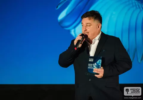 Directorul unui liceu agricol, premiat pentru inovație. „Azi agricultura nu se mai face cu coase și furci, ci cu drone”