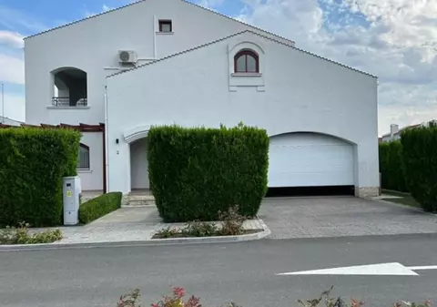 Cauți o investiție pe litoral? Viitorul proprietar al vilei din imagine poate câștiga și 13.900 de euro/lună