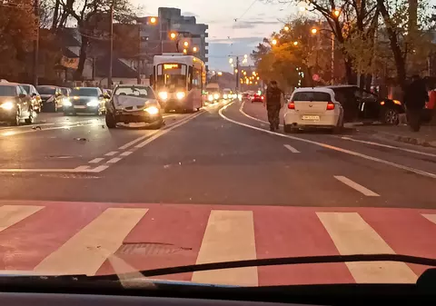 Un polițist băut şi pozitiv la droguri a provocat un accident în lanţ, în faţa Spitalului Victor Babeş din Timişoara. VIDEO