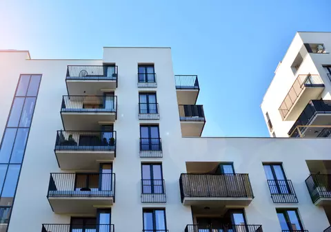 Creșterea dobânzilor spulberă visul deținerii unei locuințe în întreaga lume. „Deceniul care urmează trebuie să fie cel al marii moderații”. Cum e situația în România