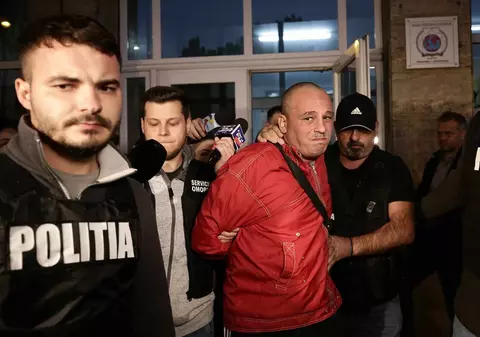 Caz șocant în București: O femeie a murit după ce a fost stropită cu benzină și incendiată de către nepotul ei, în scara unui bloc din sectorul 6