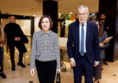 Preşedintele Austriei, muşcat de câinele Maiei Sandu, i-a oferit preşedintei R. Moldova o jucărie pentru Codruţ. VIDEO