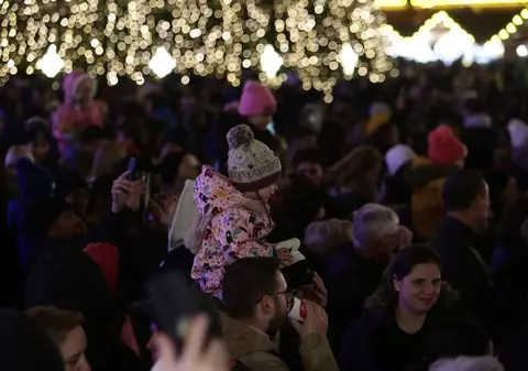 S-a deschis Târgul de Crăciun din Piața Constituției. Luminițele, aprinse de trei elevi olimpici | FOTO