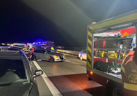 Accident cu 6 mașini pe A1. Patru oameni, printre care și un copil de 6 luni, transportați la spital