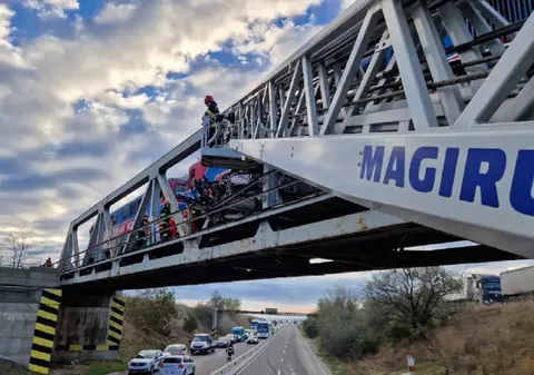 Mașină strivită între tren și podul de cale ferată peste E60, în Constanța. Șoferul e „conștient și cooperant”. VIDEO