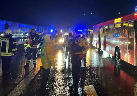Accident cu 32 de mașini, pe o autostradă din Germania. 60 de oameni s-au adăpostit în autobuzele pompierilor