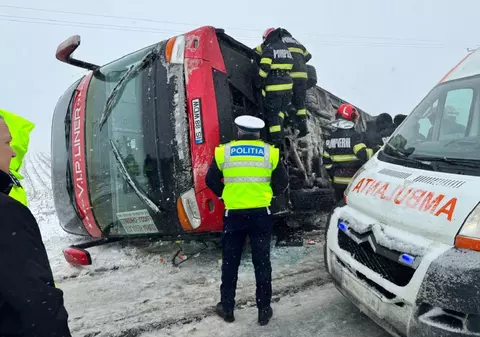 Un autocar cu 40 de oameni s-a răsturnat pe DN24, în județul Vaslui. 15 răniți, a fost activat Planul roșu de intervenție
