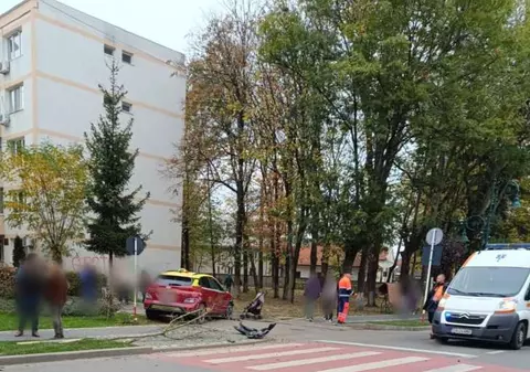 O femeie și copilul ei din cărucior, loviți de o mașină care a ricoșat pe trotuar după un accident, în Rădăuți
