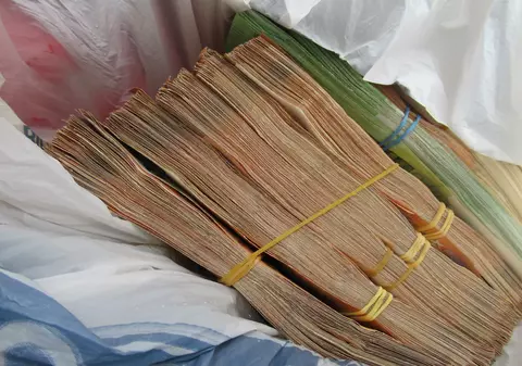 Un pasager român dintr-un microbuz a vrut să intre cu 60.000 de euro cash în Germania, dar a rămas fără toți banii și va fi amendat cu 12.000 de euro