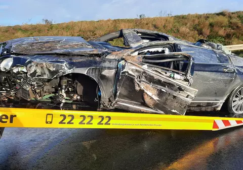 Resturi dintr-un Bentley de lux, împrăștiate pe 900 de metri de autostradă. Pasagerul a fost aruncat din mașină, la 250 km/h, și a murit, în Germania