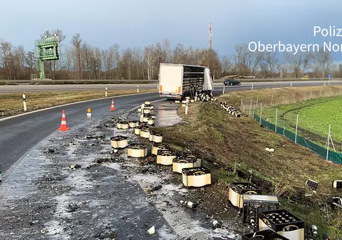 Polițiștii i-au luat cheile de la TIR unui șofer român care a umplut șoseaua cu sticlă spartă, după ce a pierdut 100 de lăzi cu bere, în Germania