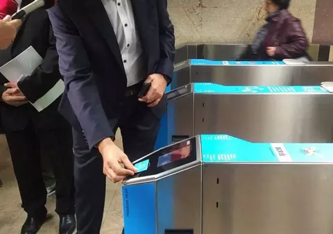 Defecțiune la turnicheții de la metrou, călătorii intră fără să plătească: „Sunt probleme la serverele din Viena”