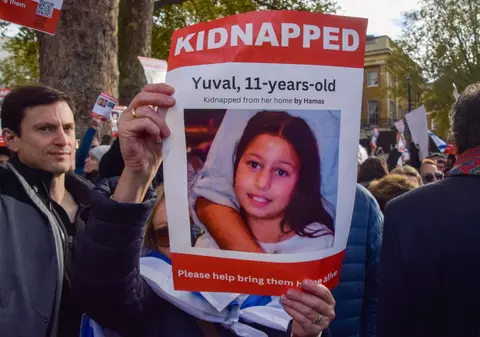 Soldații israelieni, instruiți cum să discute cu copiii ostatici ce vor fi eliberați. Cum trebuie să răspundă la întrebarea „Unde e mama?”