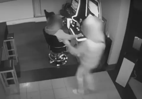 Crimă la păcănele surprinsă de camera de supraveghere. Atacatorul a mai ucis un om după jumătate de oră, în fața unui hotel din Hanovra