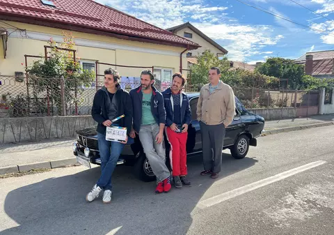 Cum s-a descurcat Dorian Boguță la volanul unei Dacii 1310, în filmul „Încă două lozuri”: „Schimbatul de viteze poate deveni o loterie”