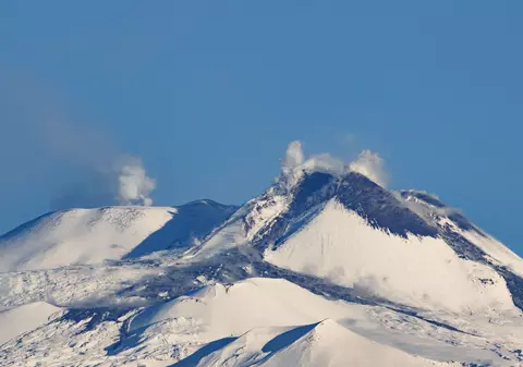 Imagini spectaculoase: Vulcanul Etna, acoperit acum de zăpadă, a erupt din nou | VIDEO