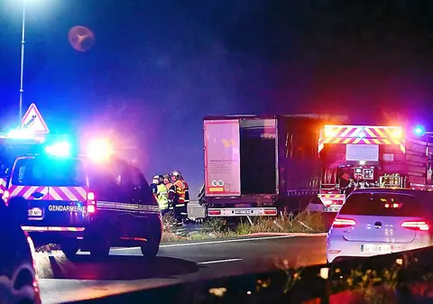 Șofer român de TIR, mort în Franța, după ce a trecut cu camionul pe celălalt sens al autostrăzii și a lovit violent un alt TIR