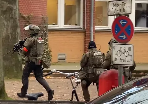 Profesor amenințat cu o armă în sala de clasă, într-o școală din Hamburg. Trupele speciale au luat cu asalt clădirea. VIDEO