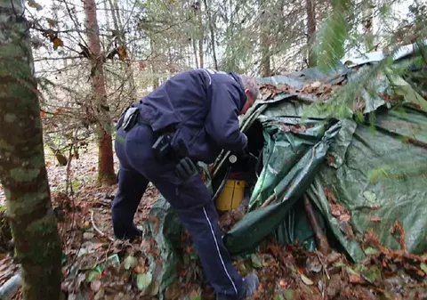 Scheletul unui român din Bacău a fost găsit într-un cort, într-o pădure din Germania. Lângă el, un jurnal: „Repetiții la pian, tango la Augsburg”