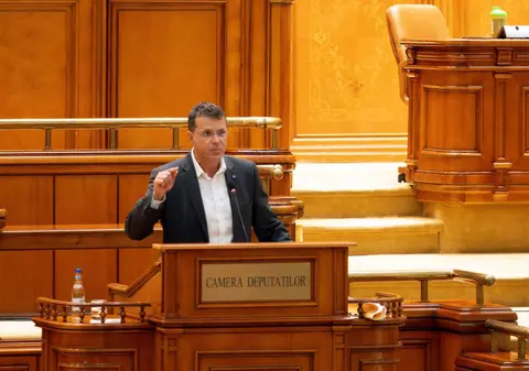 PSD și PNL, acuzate de USR că refuză urgentarea legii privind transparența cheltuielilor cu deplasările externe ale lui Iohannis