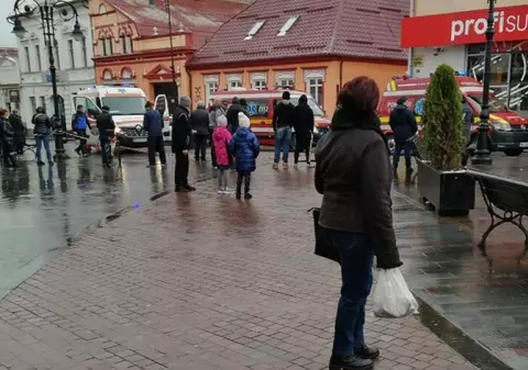 Un preot a murit, într-un accident în Zărnești, după ce șoferul unei camionete s-a înecat cu o bomboană și a intrat cu mașina pe trotuar