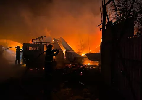 Incendiu violent la trei hale industriale din Galați. Pompierii s-au luptat ore întregi cu flăcările