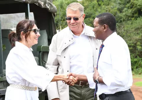 Maurice Munteanu, despre ținutele lui Iohannis în Africa: „Să apari în alb la safari pare ușor sfidător. Nu poți veni ca și cum ai fi Frank Sinatra”