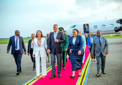 Klaus Iohannis, în Tanzania, a doua țară vizitată în turneul din Africa. Cum a fost întâmpinat - VIDEO