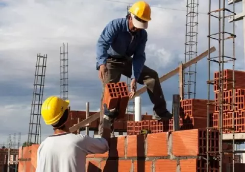 Un afacerist român condamnat în țară și fugit în Baleare angaja români și îi plătea cu maximum 250 de euro pe lună. Unul a primit doar 50 de euro salariu