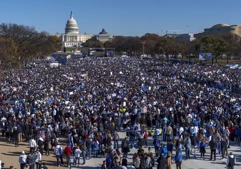 „Marș pentru Israel” la Washington. Oamenii au ieșit în stradă ca să condamne antisemitismul și să ceară eliberarea ostaticilor Hamas