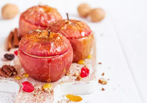 Cum să faci mere coapte umplute cu nucă, scorţişoară şi stafide