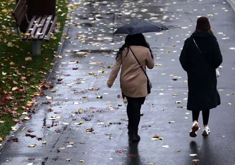 Cod galben de ploi în 13 județe din țară, până joi dimineață. Cum va fi vremea în București | HARTĂ