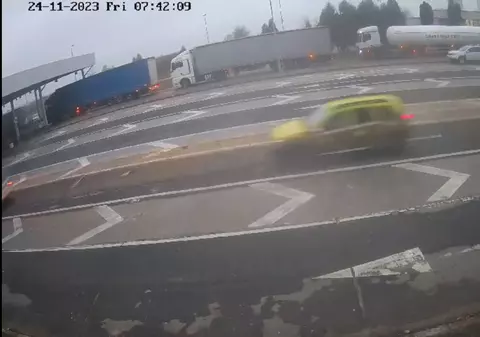 VIDEO. Momentul în care mașina în care se afla Cătălin Cherecheș iese din România prin Vama Petea. S-a folosit de buletinul unei rude