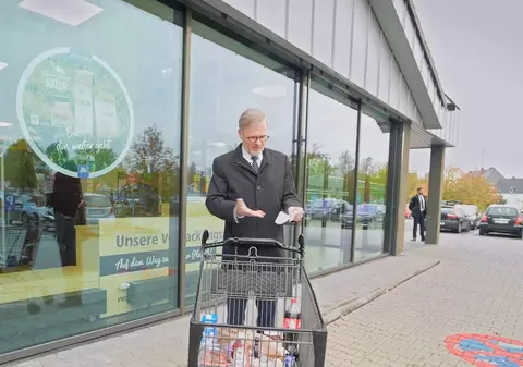 Experimentul premierului ceh: a făcut aceleași cumpărături în magazine din Germania și Cehia. S-a uitat pe bon și nu i-a plăcut ce a văzut