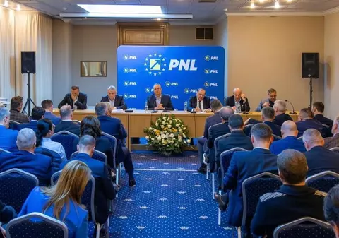 Doi importanți lideri liberali cer ca PNL să dea președintele, fără o alianță cu PSD