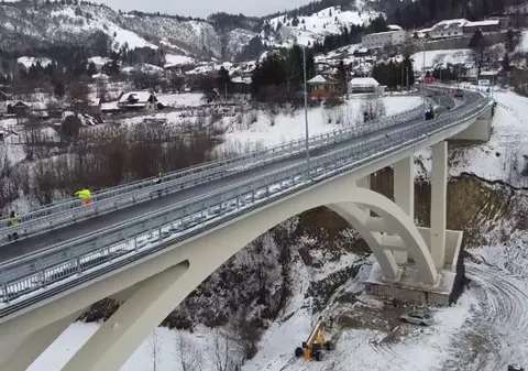 Podul Dâmboviţei a fost deschis circulaţiei. Cel mai lung pod în arc din România face legătura între județele Argeş şi Braşov | VIDEO