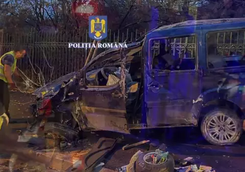 Un tânăr a fost reţinut, după ce s-a răsturnat cu mașina peste șinele de tramvai din Bucureşti, fiind beat și cu permisul anulat