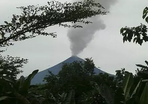 Vulcanul Ulawun din Papua Noua Guinee a erupt. Norul de cenușă s-a ridicat la 15 kilometri. VIDEO