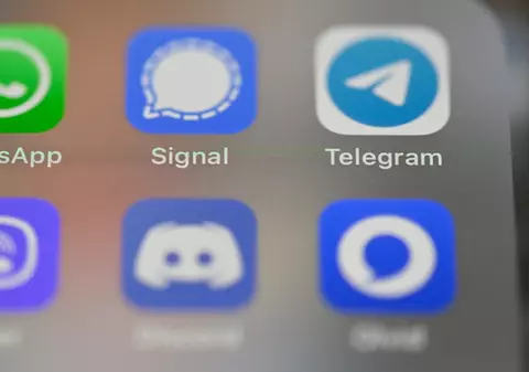 Utilizatorii WhatsApp și Signal care au aceste funcții sunt ținta hackerilor care au legături cu Rusia, avertizează FBI