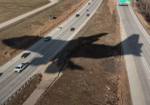 Un avion de mici dimensiuni s-a prăbușit peste o mașină, în SUA. Pilotul și șoferul au scăpat cu viață