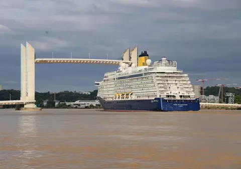 O sută de pasageri de pe un vas de croazieră au fost răniți în urma unei furtuni care a lovit Golful Biscaya din Franța