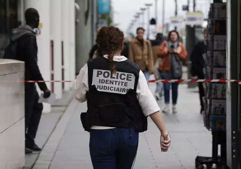 O femeie şi un bărbat, împuşcaţi mortal în parcarea unui McDonald's din Marsilia. Alți trei oameni au fost răniți