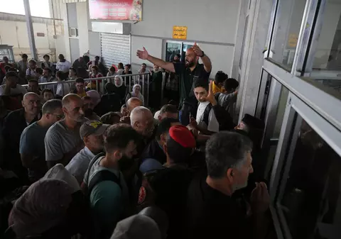 Peste 400 de oameni, evacuați în Egipt din Gaza. Tabăra de refugiaţi de la Jabalia, lovită din nou de Israel, acuză Hamas